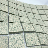 Winckelmans Vert 209 Mouchetés 20x20 mm – schuin aanzicht van de groene, gespikkelde tegels op gaas