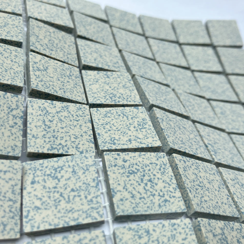 Winckelmans Bleu 208 Mouchetés – mattapintaiset 20x20 mm mosaiikkilaatat verkkoon kiinnitettyinä