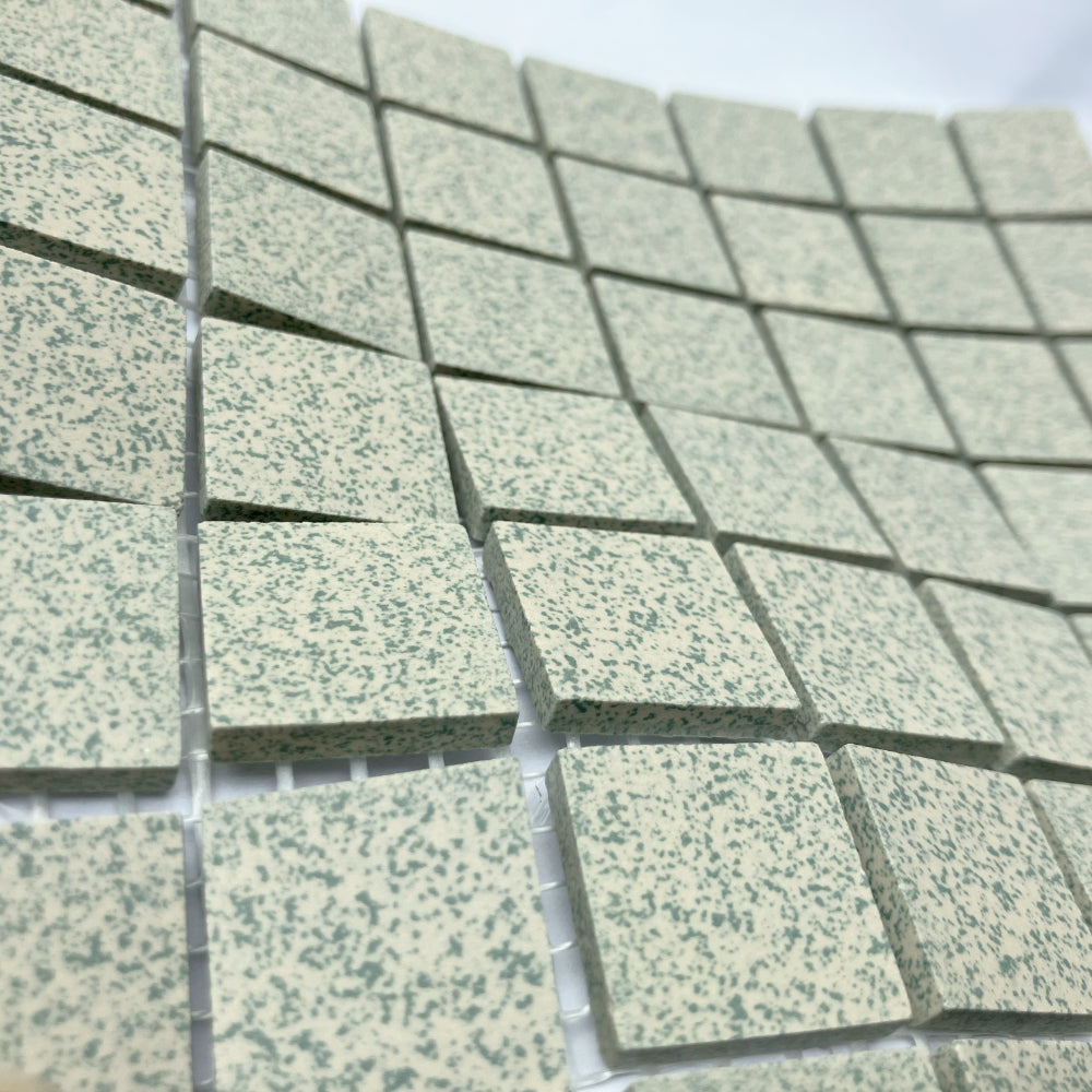 Winckelmans Vert 209 Mouchetés 20x20 mm – schuin aanzicht van de groene, gespikkelde tegels op gaas
