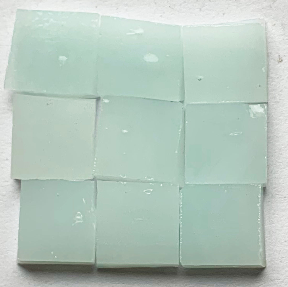 Detail van Tiffany Glacier IJsblauw met negen glastegeltjes