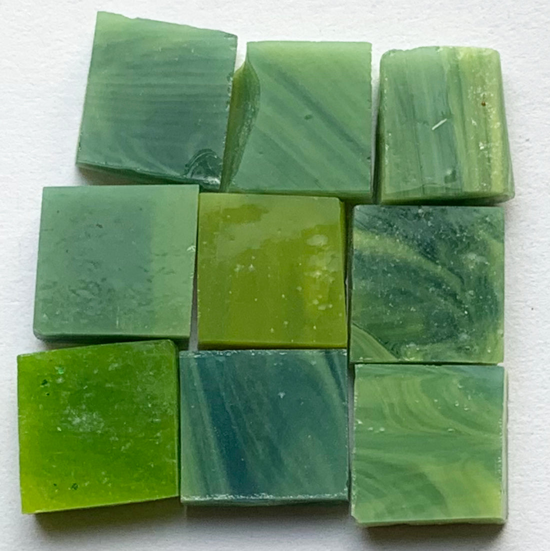 Detail van Tiffany Glacier Mosgroen met negen glastegeltjes