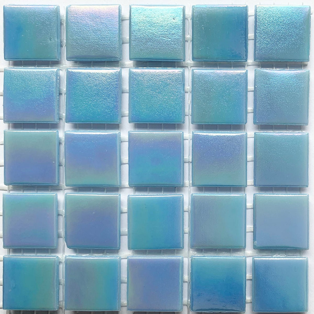Irisoiva lasimosaiikki 20mm opaalinsininen - mosaicshop