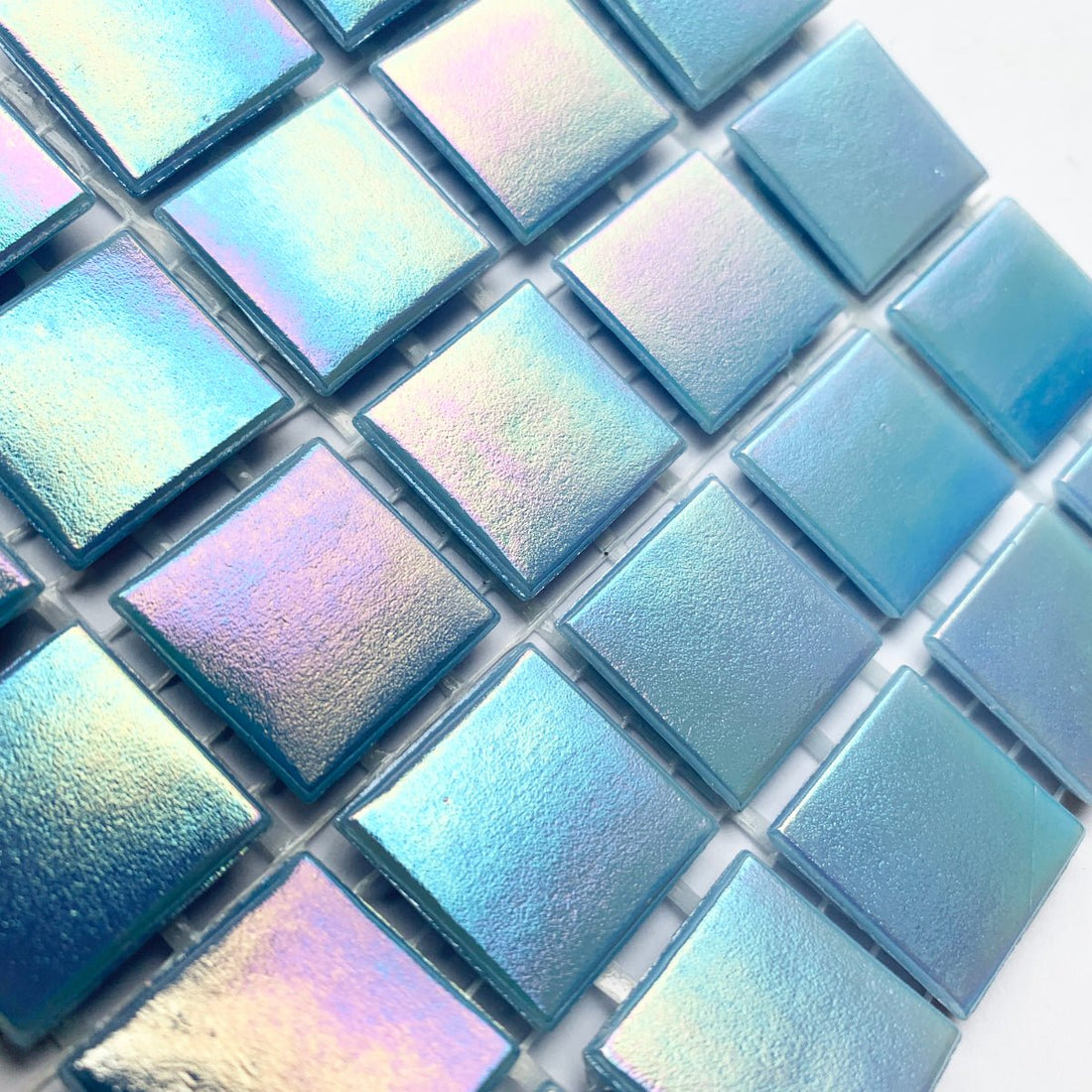 Irisoiva lasimosaiikki 20mm opaalinsininen - mosaicshop