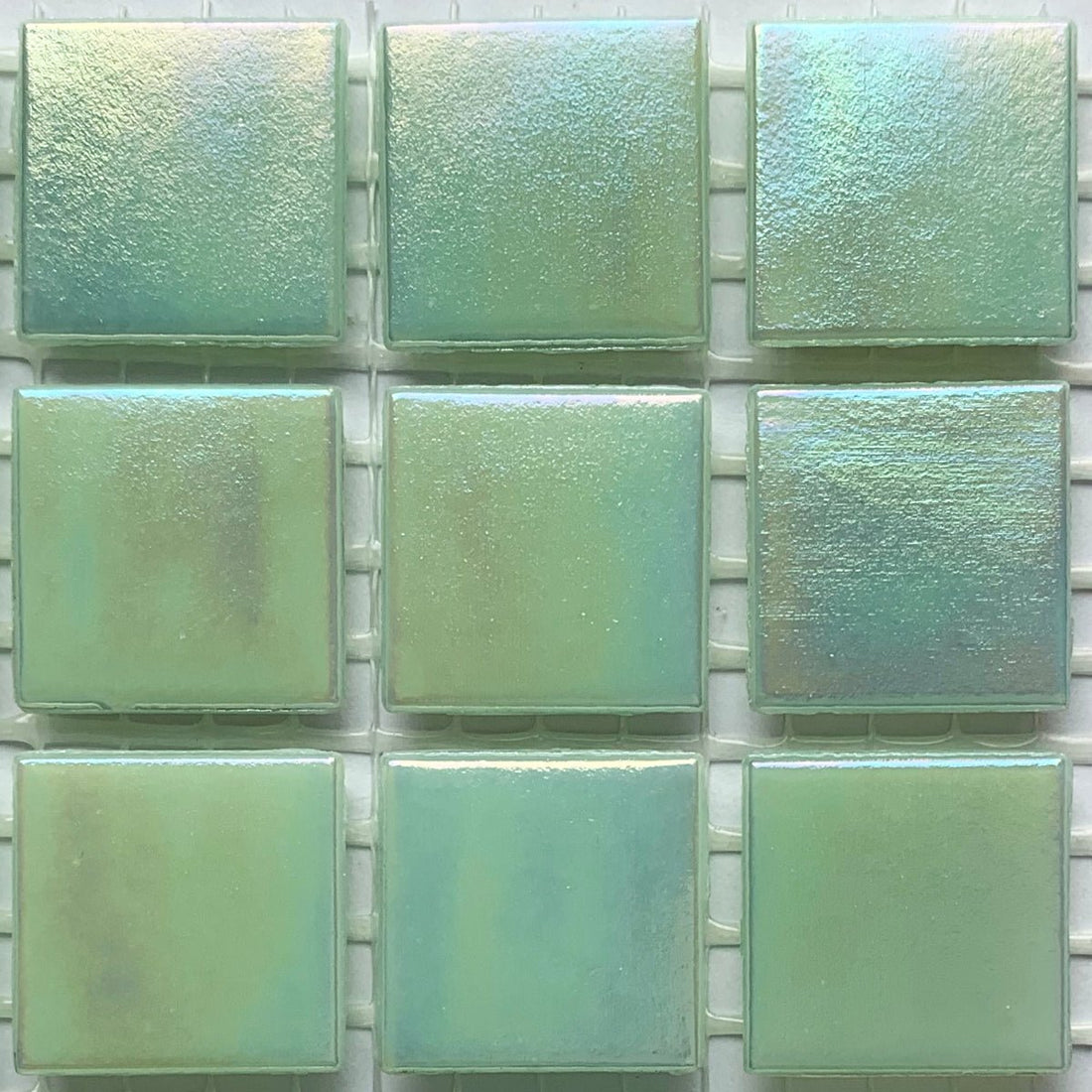 Irisoiva lasimosaiikki 20mm helmenvihreä - mosaicshop