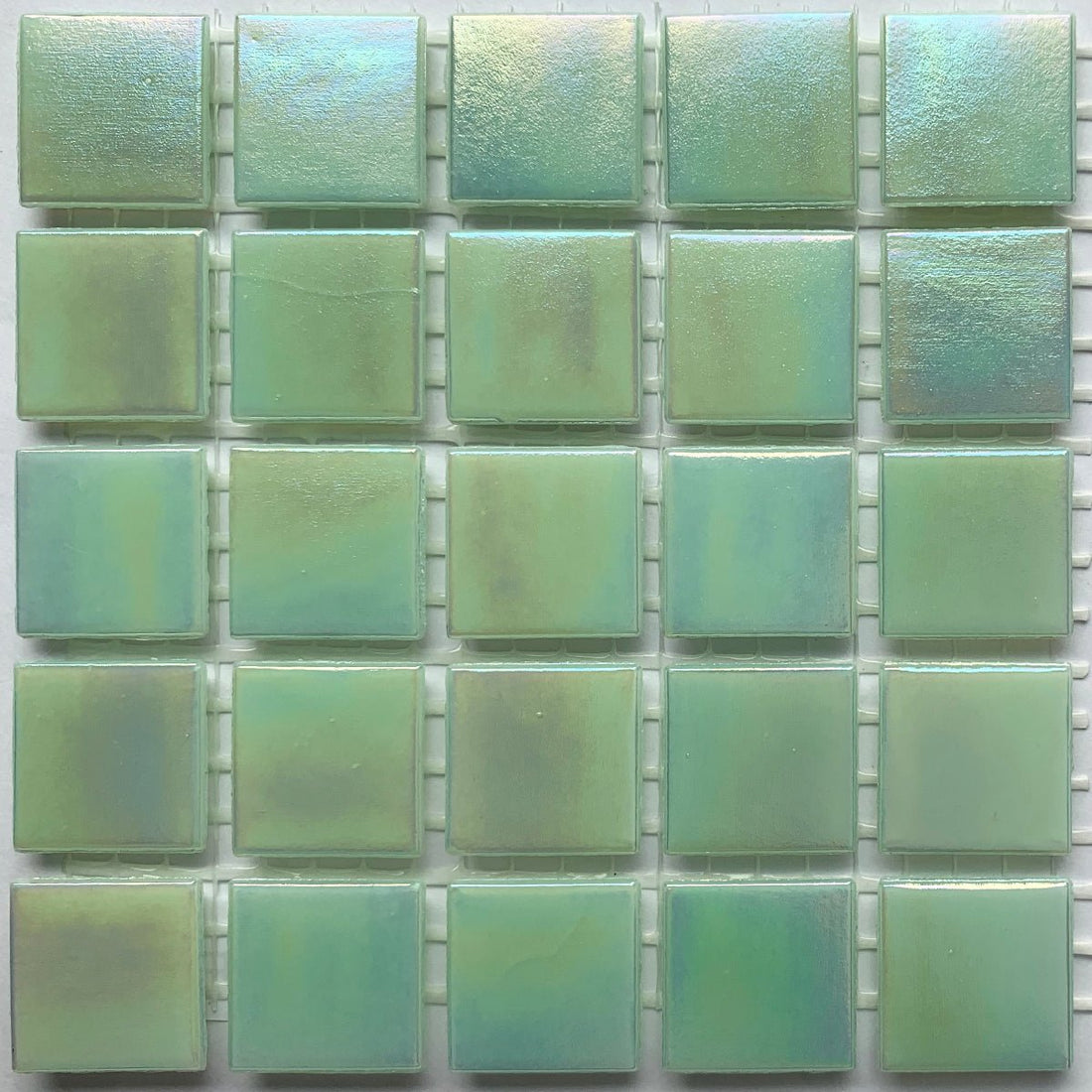 Irisoiva lasimosaiikki 20mm helmenvihreä - mosaicshop