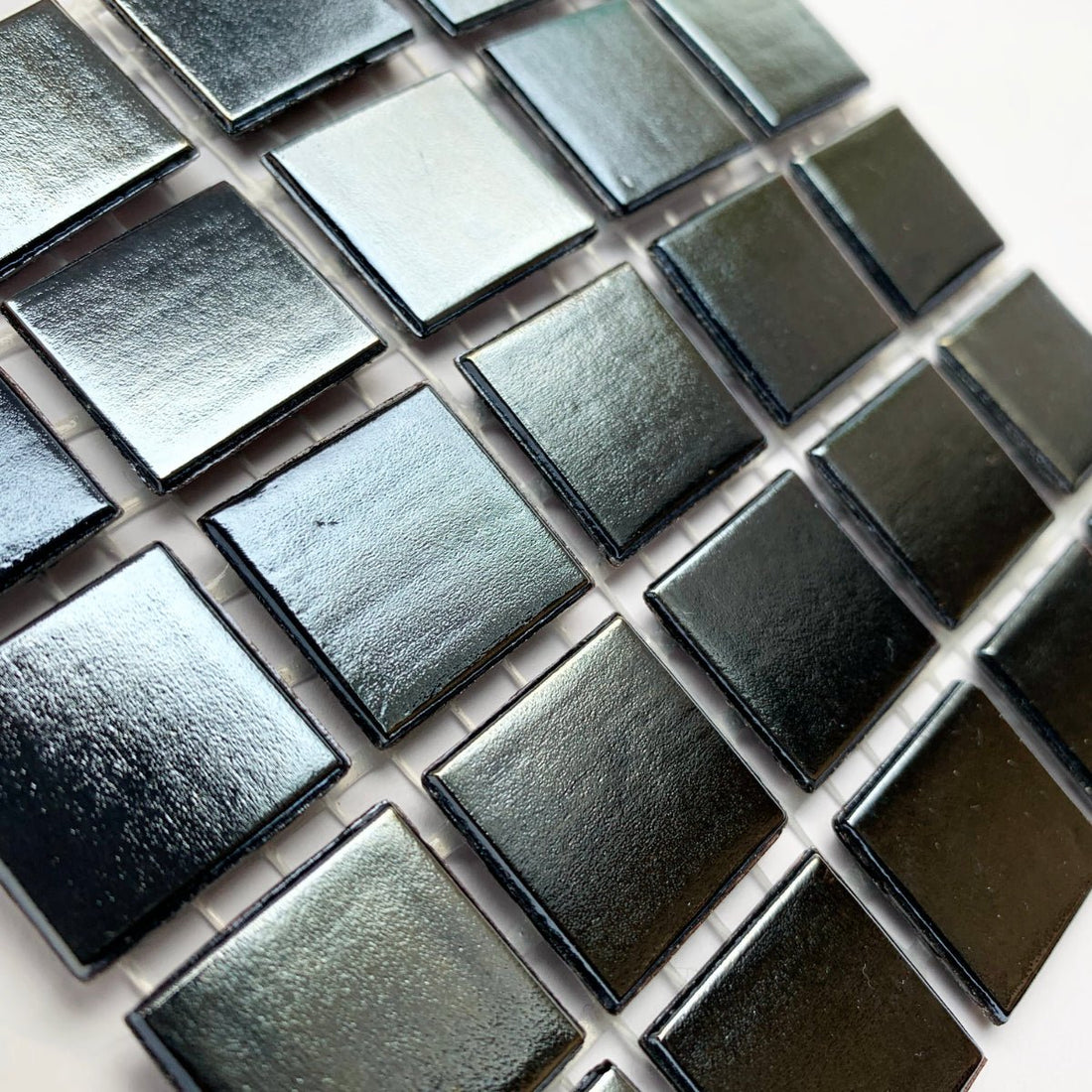 Irisoiva lasimosaiikki 20mm musta - mosaicshop