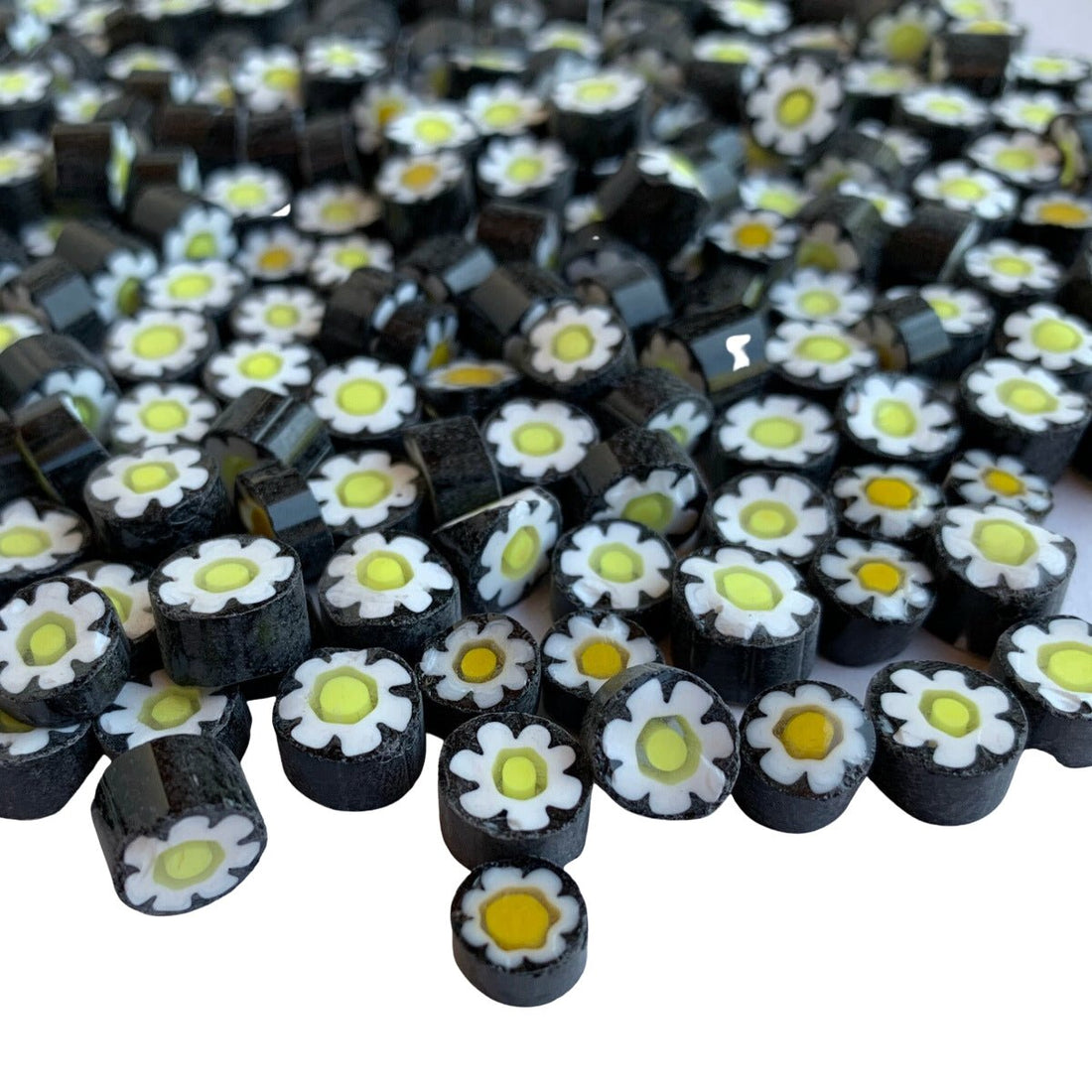 Lasimosaiikki – Millefiori musta/valkoinen/keltainen kukka 7/8 läpinäkyvä - mosaicshop