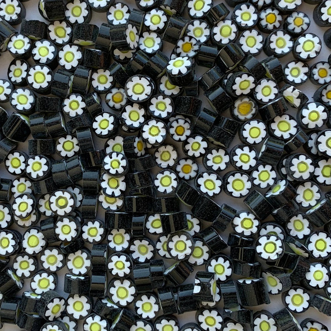 Lasimosaiikki – Millefiori musta/valkoinen/keltainen kukka 7/8 läpinäkyvä - mosaicshop