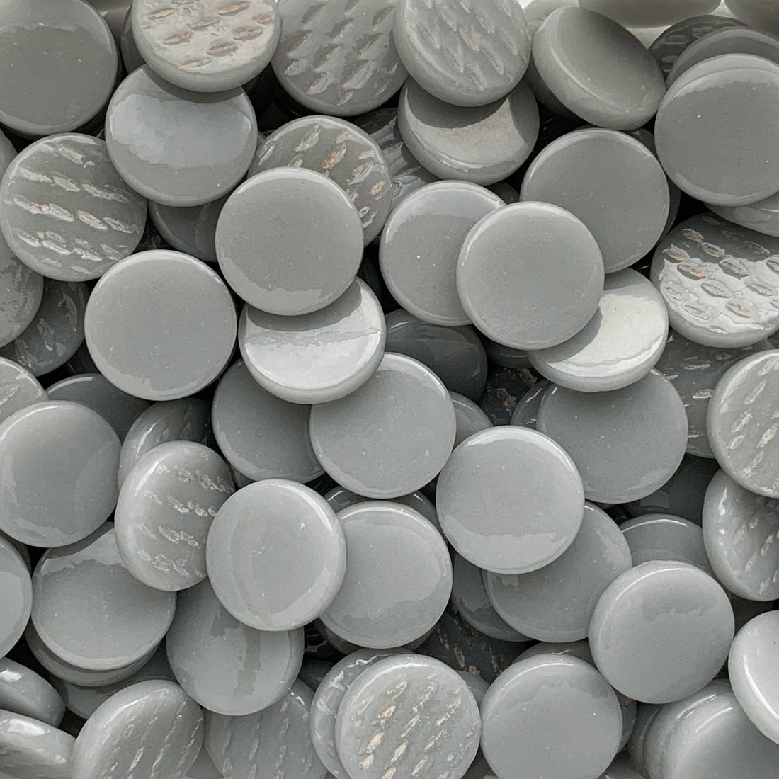 Lasimosaiikki – Pyöreä lasilaatta 18mm harmaa - mosaicshop