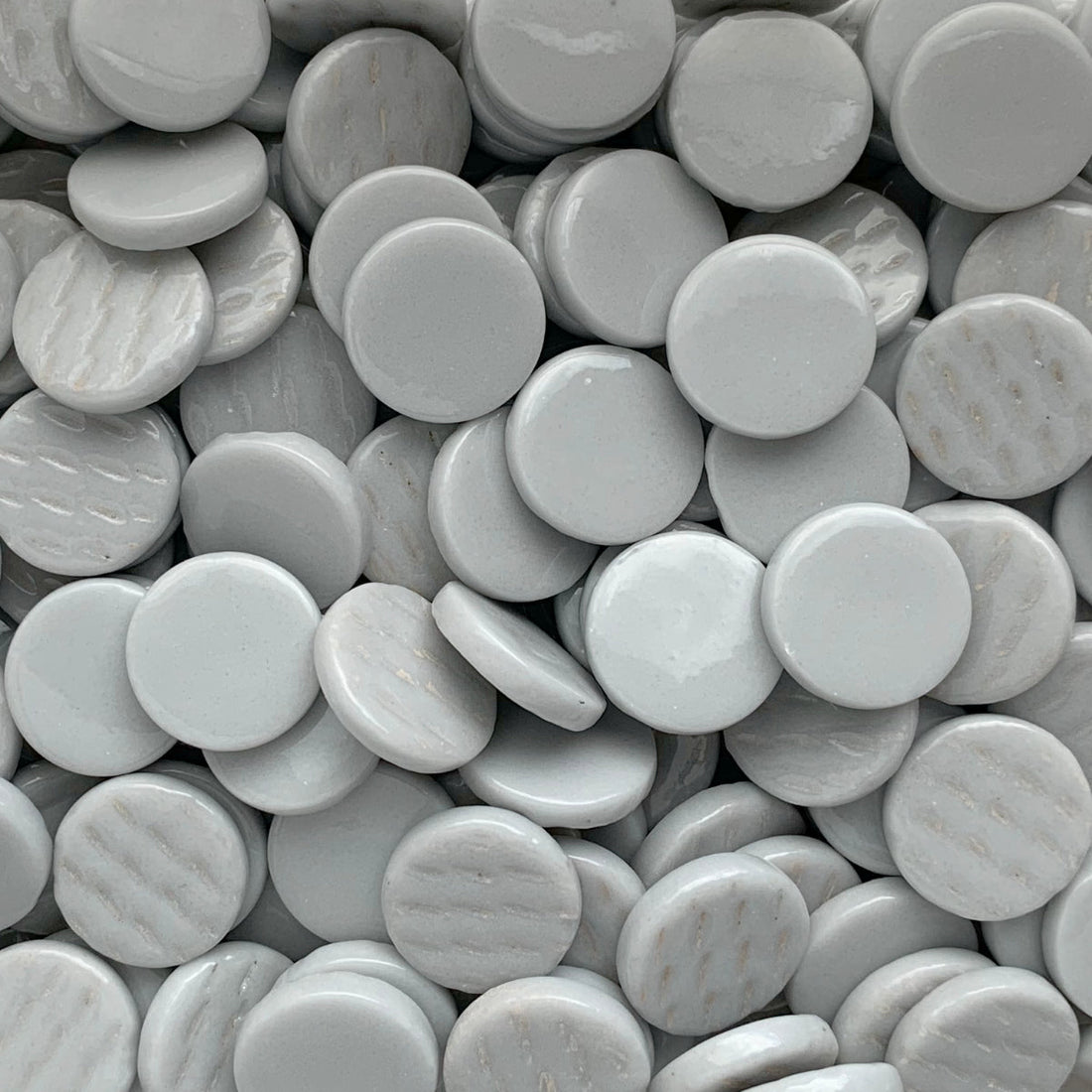 Lasimosaiikki – Pyöreä lasilaatta 18mm vaaleanharmaa - mosaicshop
