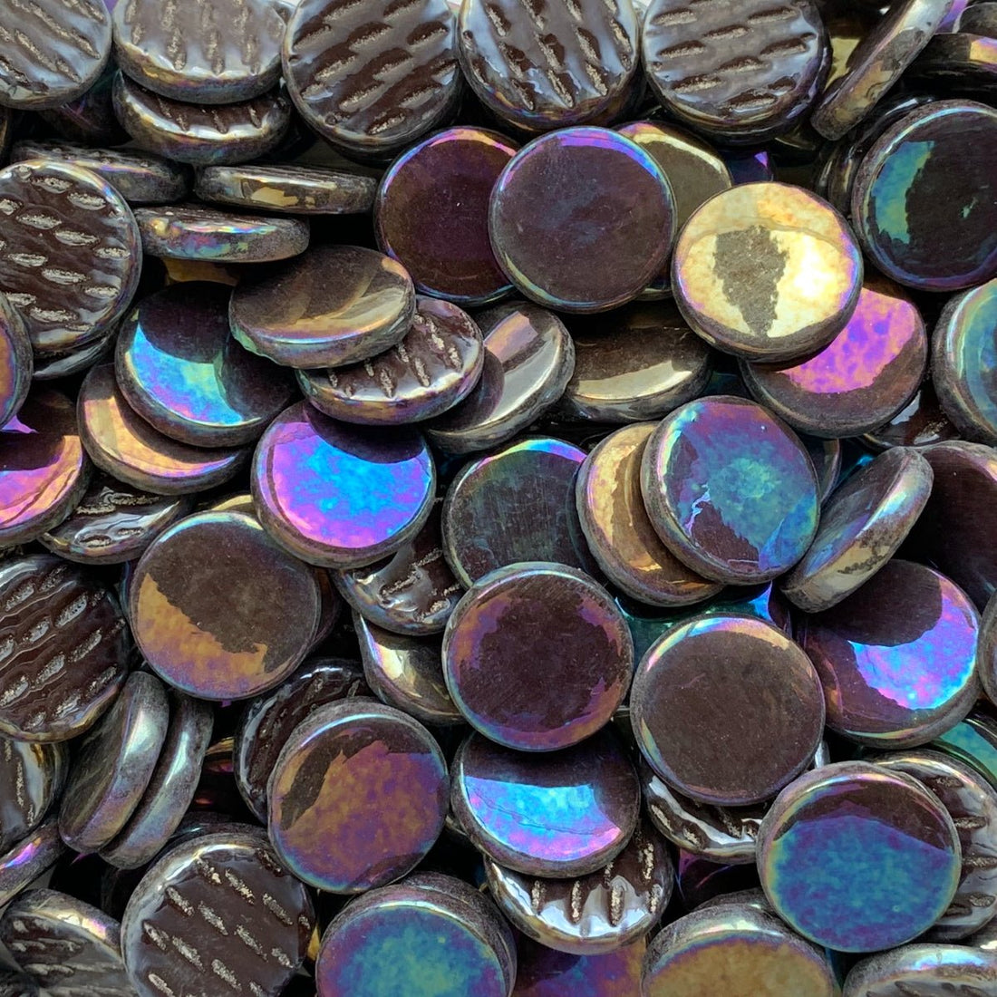 Lasimosaiikki – Helmiäishohtoinen pyöreä lasilaatta 18mm tummanruskea - mosaicshop