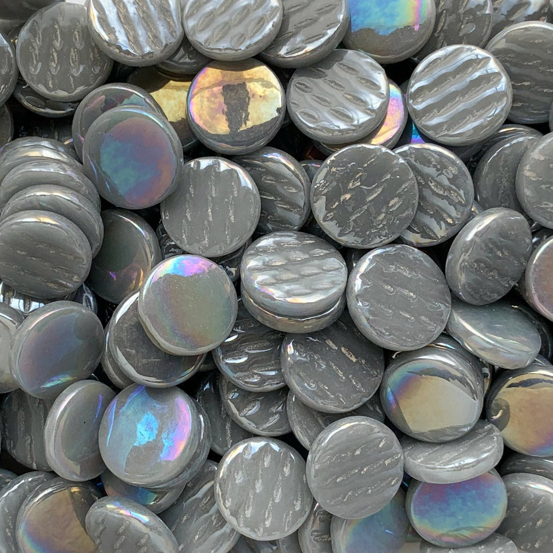 Lasimosaiikki – Helmiäishohtoinen pyöreä lasilaatta 18mm harmaa - mosaicshop