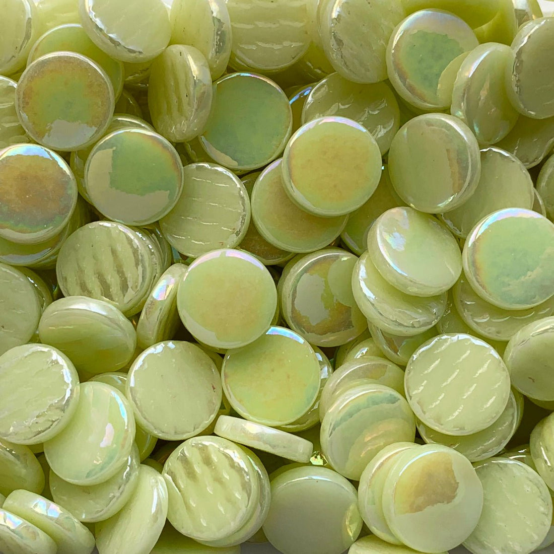 Lasimosaiikki – Helmiäishohtoinen pyöreä lasilaatta 18mm vaaleankeltainen - mosaicshop