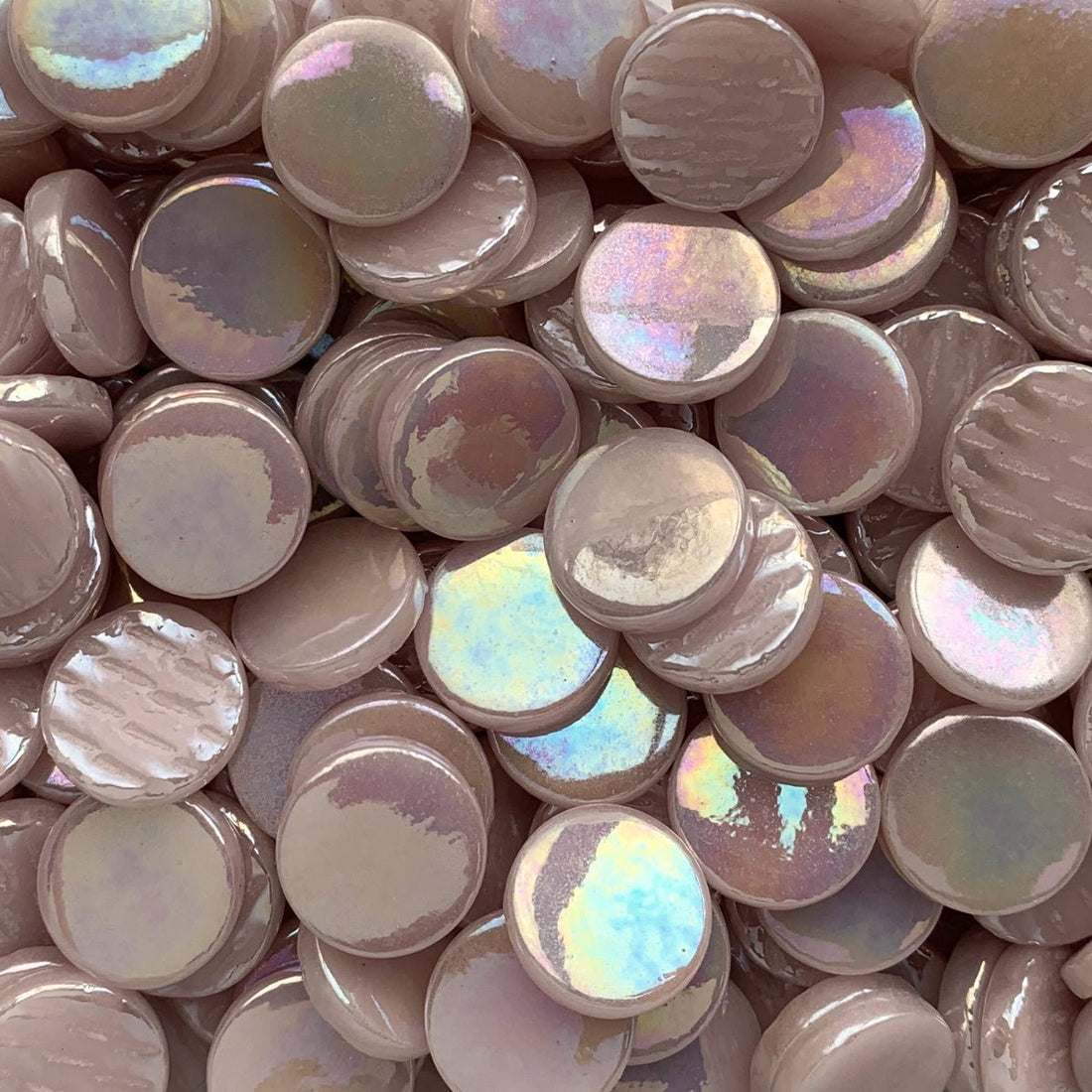 Lasimosaiikki – Helmiäishohtoinen pyöreä lasilaatta 18mm vaalea roosa - mosaicshop