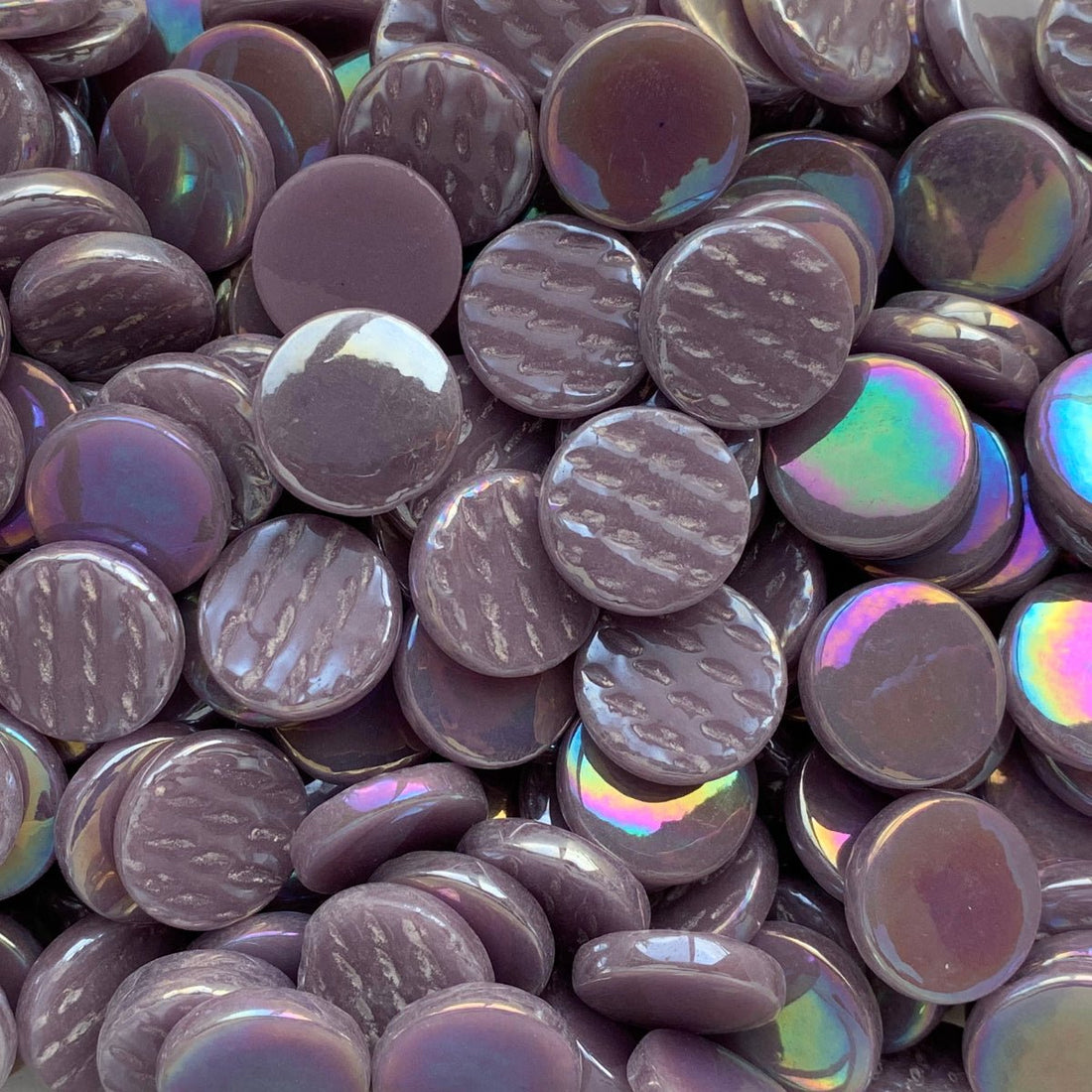 Lasimosaiikki – Helmiäishohtoinen pyöreä lasilaatta 18mm liila - mosaicshop