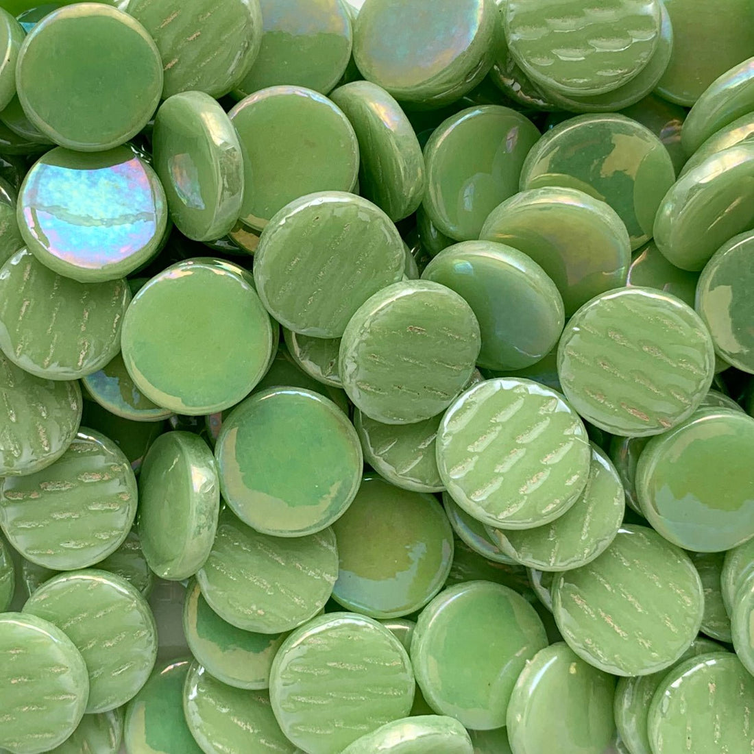 Lasimosaiikki – Helmiäishohtoinen pyöreä lasilaatta 18mm mintunvihreä - mosaicshop