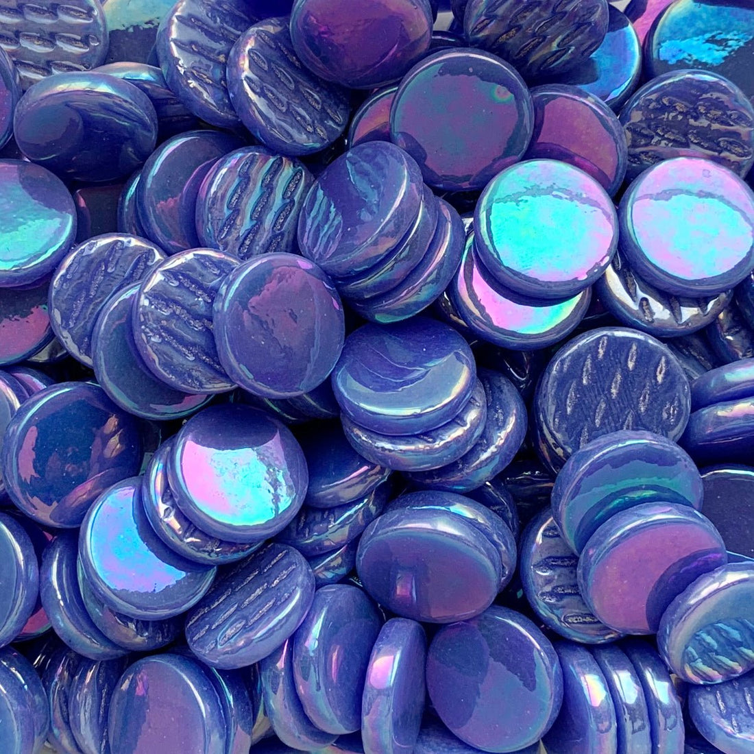 Lasimosaiikki – Helmiäishohtoinen pyöreä lasilaatta 18mm lämmin sininen - mosaicshop