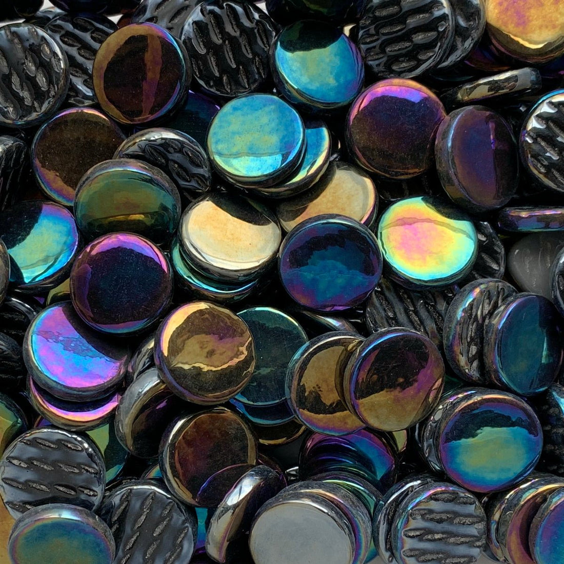 Lasimosaiikki – Helmiäishohtoinen pyöreä lasilaatta 18mm musta - mosaicshop