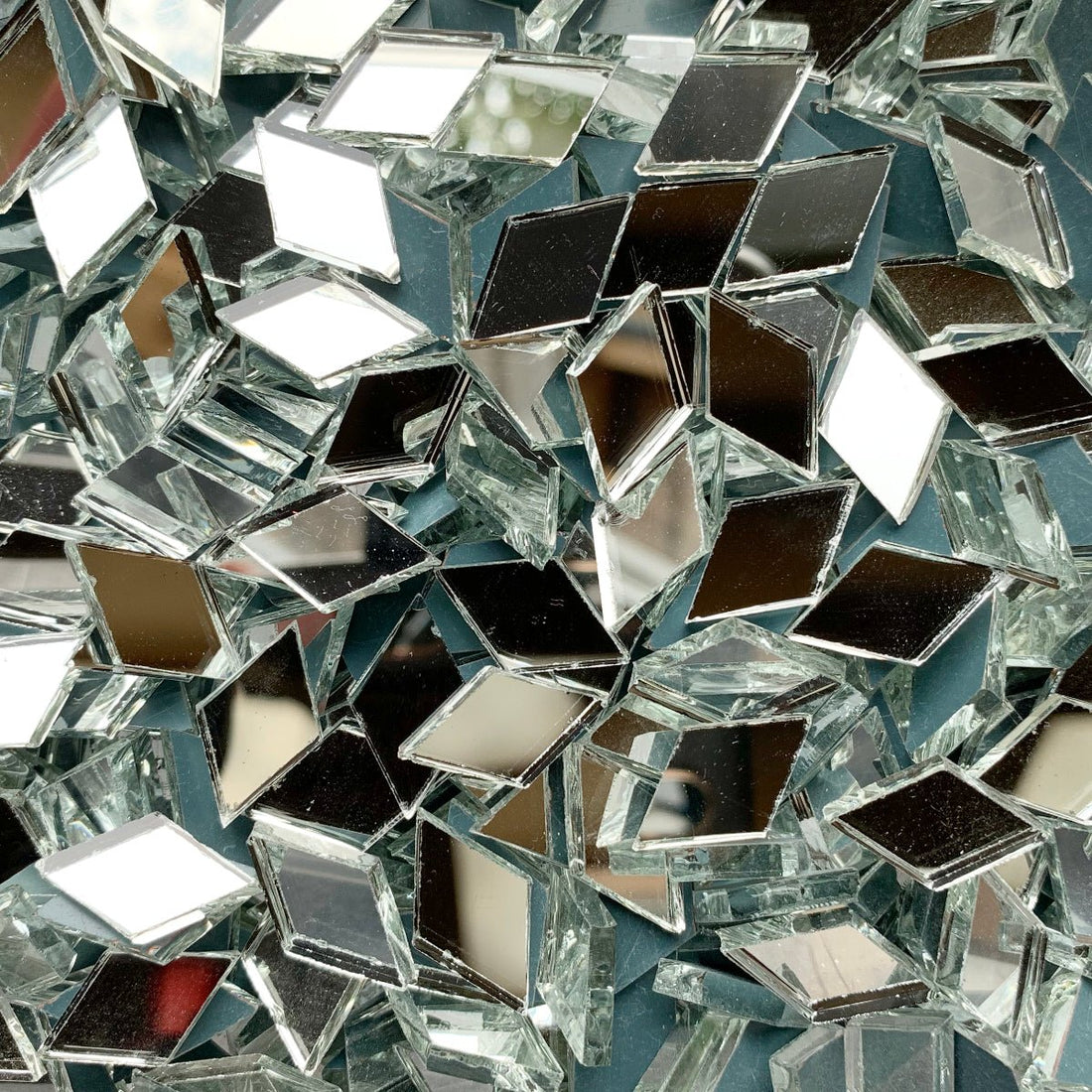 Lasimosaiikki – Vinoneliönmuotoinen peili - mosaicshop