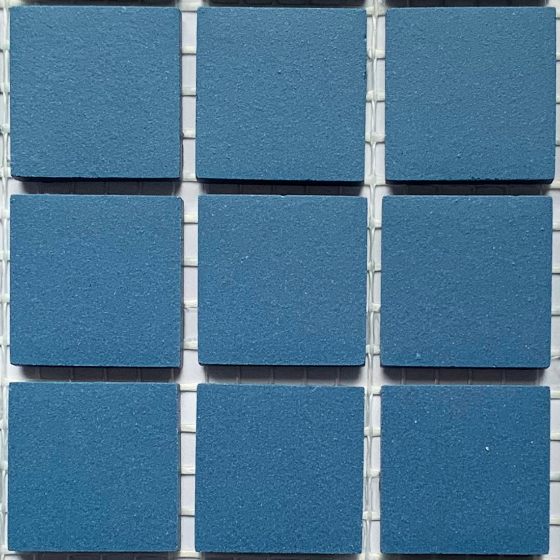 Winckelmans Bleu Nuit – matte mosaikfliser på 20x20 mm på net