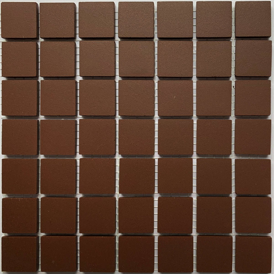 Winckelmans Brun – mattapintaiset 20x20 mm mosaiikkilaatat verkkoon kiinnitettyinä