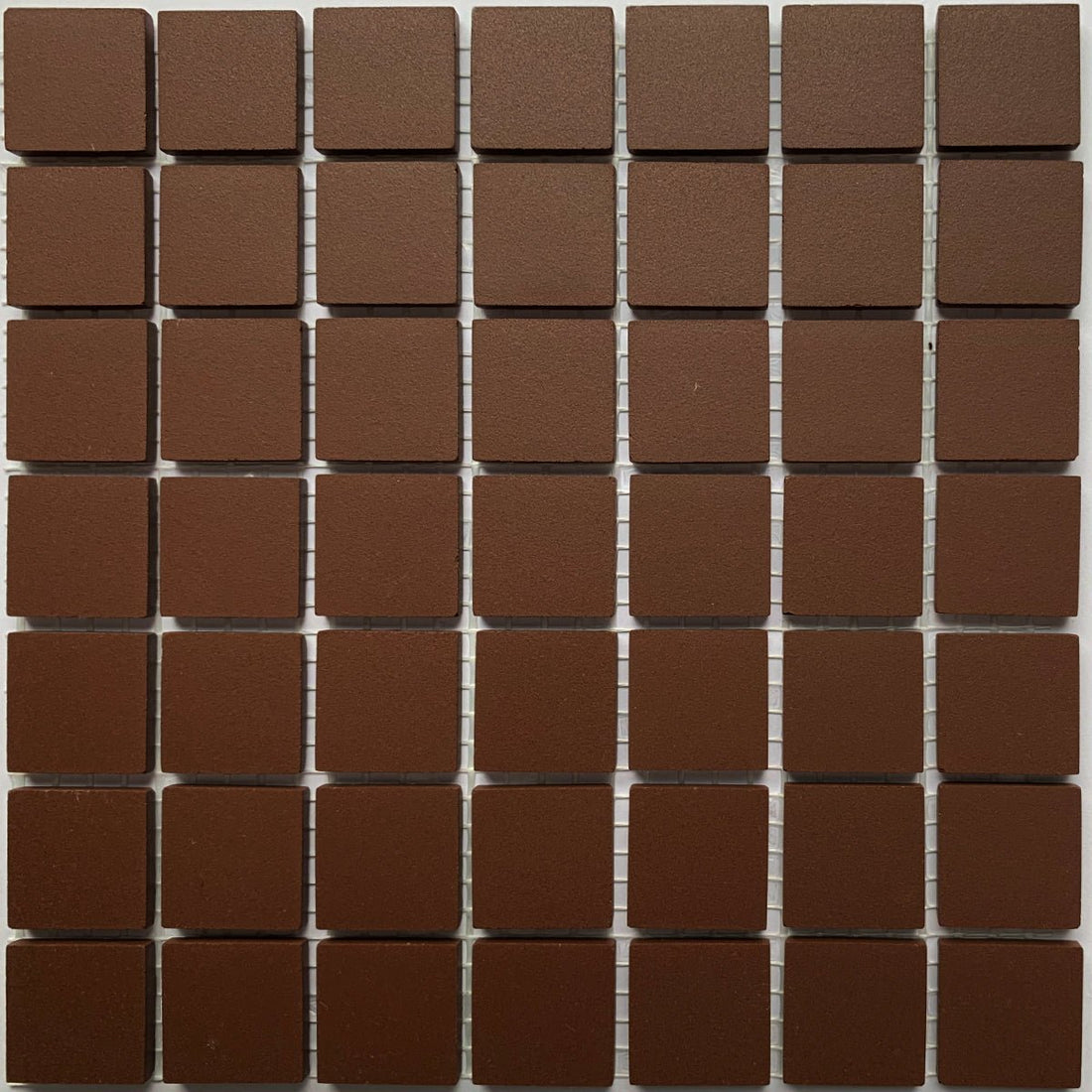 Winckelmans Brun – mattapintaiset 20x20 mm mosaiikkilaatat verkkoon kiinnitettyinä