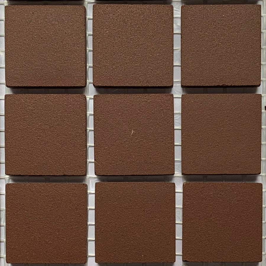 Winckelmans Brun – mattapintaiset 20x20 mm mosaiikkilaatat verkkoon kiinnitettyinä