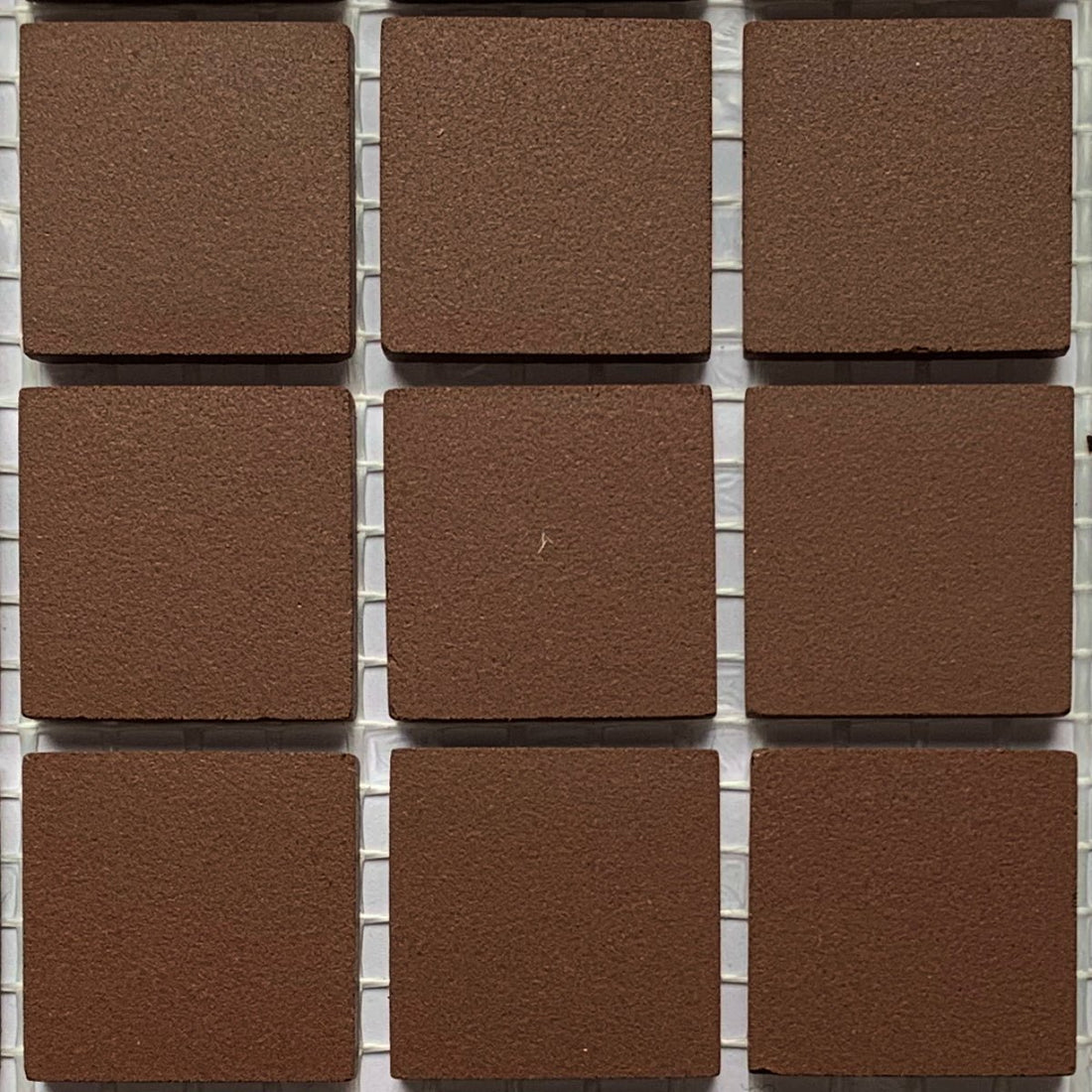 Winckelmans Brun – mattapintaiset 20x20 mm mosaiikkilaatat verkkoon kiinnitettyinä