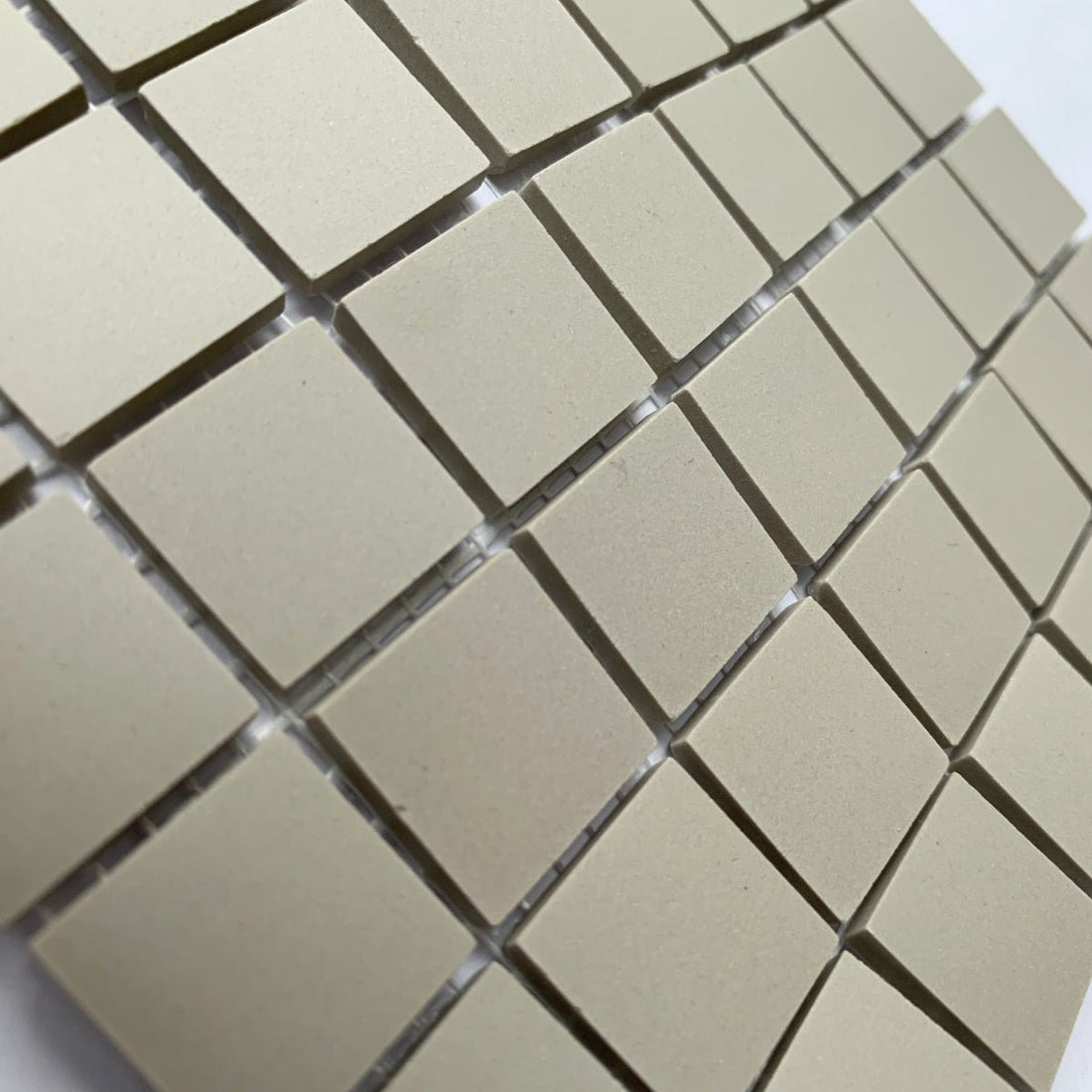Winckelmans Perle – matte mosaikfliser på 20x20 mm på net