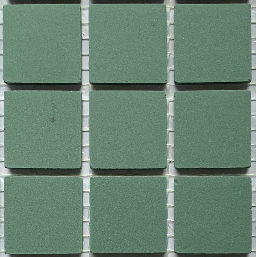 Winckelmans Vert Foncé – mattapintaiset 20x20 mm mosaiikkilaatat verkkoon kiinnitettyinä