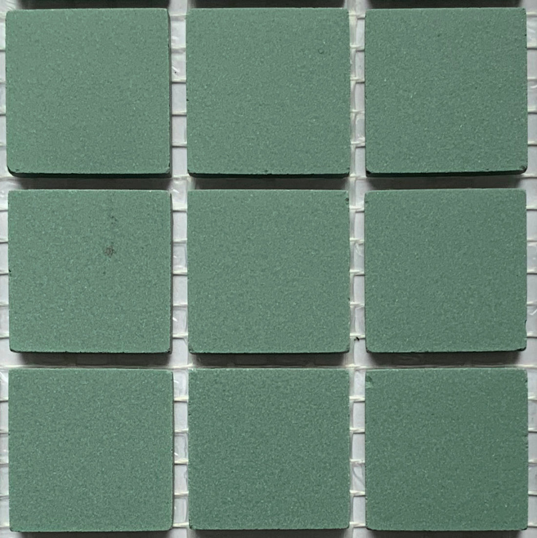 Winckelmans Vert Foncé – mattapintaiset 20x20 mm mosaiikkilaatat verkkoon kiinnitettyinä