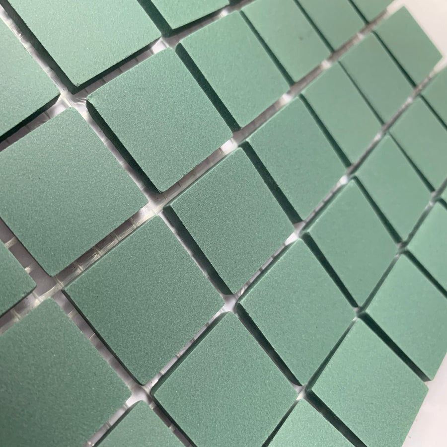 Winckelmans Vert Foncé – mattapintaiset 20x20 mm mosaiikkilaatat verkkoon kiinnitettyinä