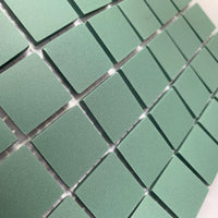 Winckelmans Vert Foncé – mattapintaiset 20x20 mm mosaiikkilaatat verkkoon kiinnitettyinä
