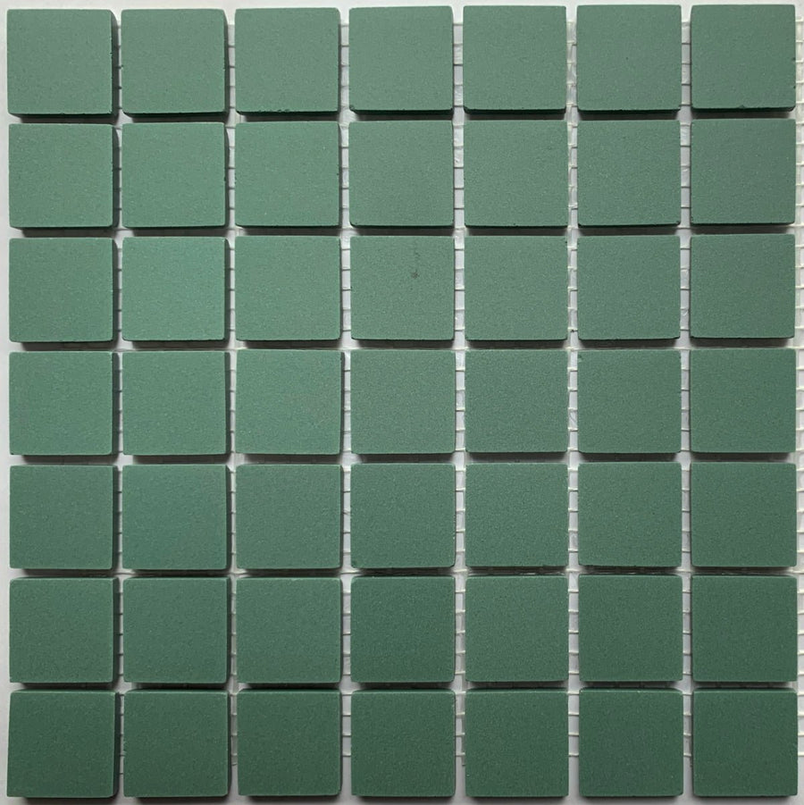 Winckelmans Vert Foncé – mattapintaiset 20x20 mm mosaiikkilaatat verkkoon kiinnitettyinä
