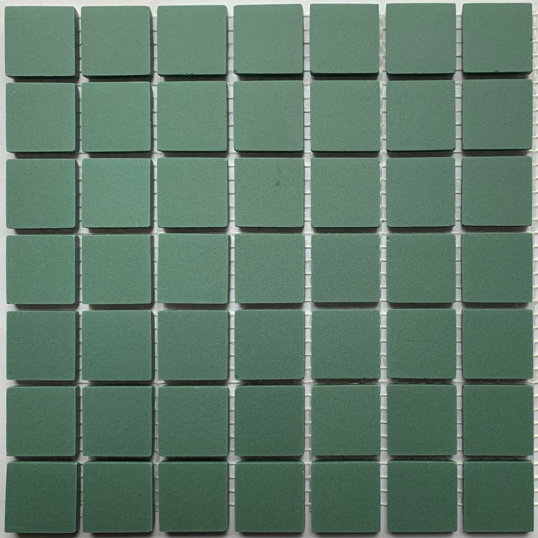 Winckelmans Vert Foncé – mattapintaiset 20x20 mm mosaiikkilaatat verkkoon kiinnitettyinä